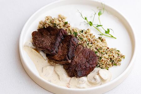 Медальоны с киноа и грибным соусом