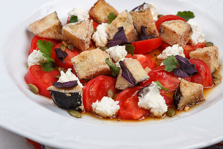 Сладкие томаты, хрустящие баклажаны, брынза и семечки