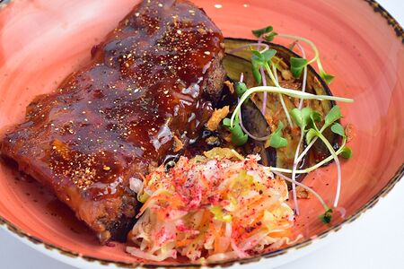 Рёбра свиные в глазировке / жареный баклажан и капуста кимчи