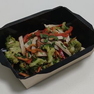 Салат с брокколи и куриным филе