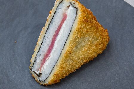 Онигири с тунцом темпура