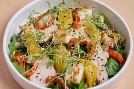 Салат с цыпленком гриль и адыгейским сыром