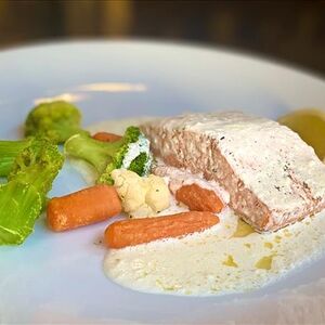 Нежная семга под сливочным соусом с овощами на пару