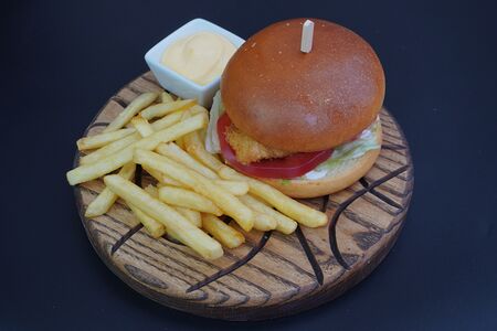 Комбо бургер с курицей, картофелем фри и сырным соусом 