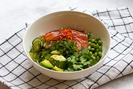 Поке-боул с красной рыбой