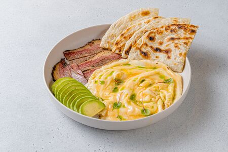 Омлет Розе с брискетом, лепёшкой роти и авокадо 