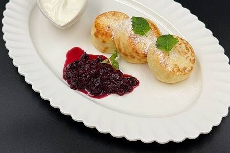 Классические сырники со сметаной