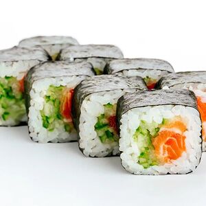 Маки с лососем и огурцом