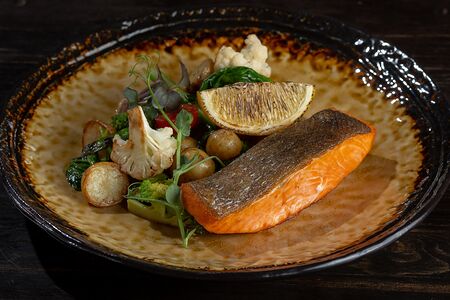 Стейк из лосося с овощным соте