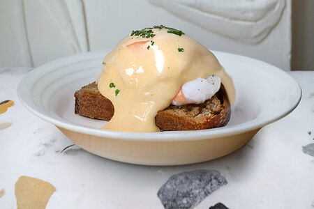Слабосоленый лосось, ржаной тост, яйцо пашот, голландский соус
