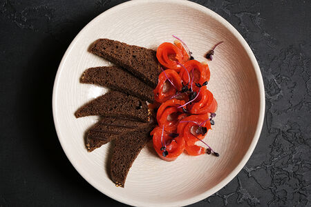 Камчатская нерка со ржаными тостами