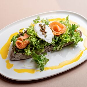 Брускетта с копченым лососем и яйцом пашот