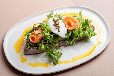 Брускетта с копченым лососем и яйцом пашот