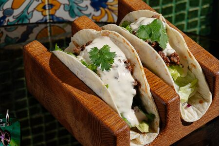 Такос с говядиной и шампиньонами в соусе санчес