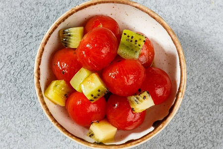 Томаты черри с киви и медовым понзу