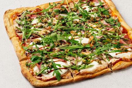 Римская пицца с ветчиной и грибами