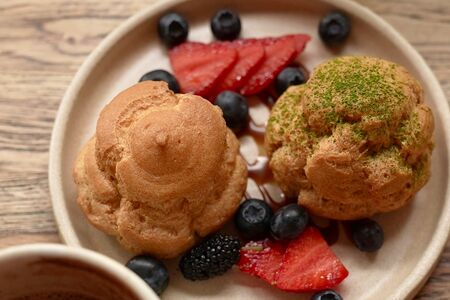 Профитроли матча и карамель