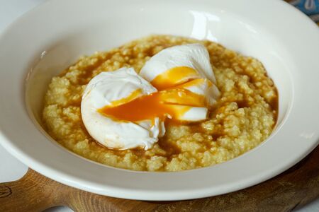 Пшенная каша с сыром и яйцом пашот