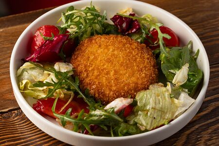 Жареный камамбер с авокадо