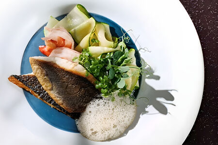 Филе сибаса, стручковая фасоль, пюре из васаби