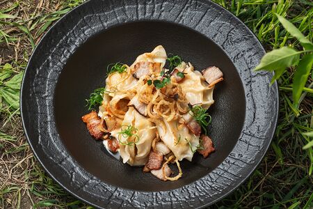 Домашние вареники с картофелем и копченой свиной грудинкой в сливочном соусе 