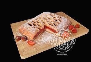 Пирог с клубникой мини