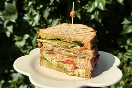 Сэндвич с курицей и соусом песто