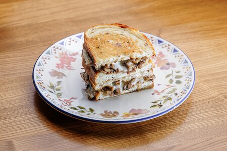 Грильчиз с рваной говядиной и жареными грибами