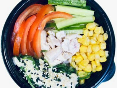 Поке с курицей и кукурузой