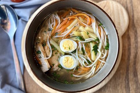 Куриный суп с перепелиным яйцом