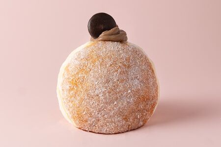 Пончик с шоколадным кремом