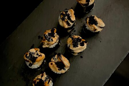 Ролл запеченный со сливочными мидиями