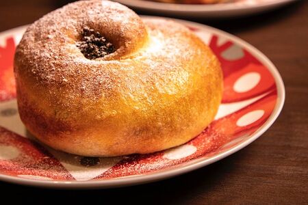 Плюшка с яблоком и кортом