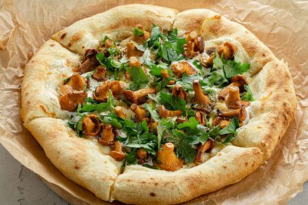 Пицца с лисичками, страчателлой и трюфельным соусом