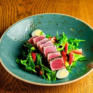 Тунец, авокадо, рукола и клубника