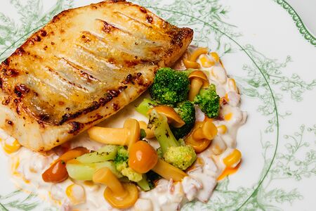 Судак в сливочном соусе с беконом, брокколи и маринованными опятами