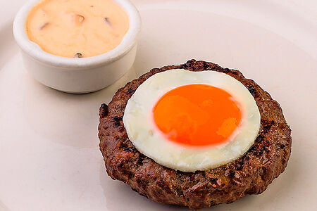 Бизнес-ланч Бифштекс с глазуньей и грибным соусом с картофелем нанаси