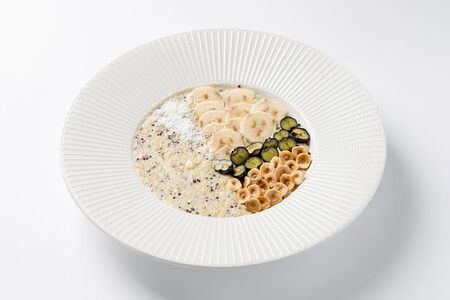 Каша из киноа с бананом и ягодами