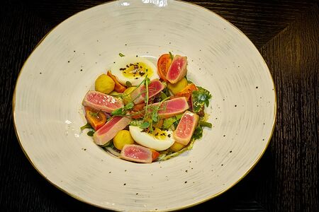 Салат Нисуаз с обжаренным тунцом