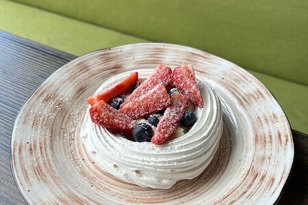 Павлова со свежими ягодами 