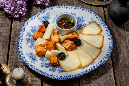 Тарелка любимых грузинских сыров