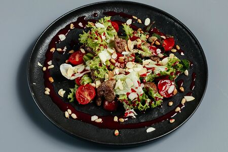 Салат с куриной печенью и малиновым соусом