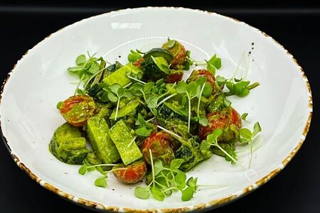 Салат овощной с грецким орехом