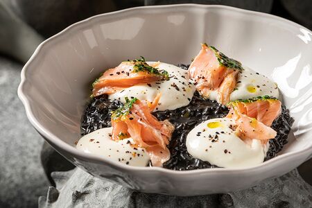 Черное ризотто с копченым лососем