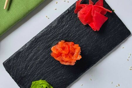 Острый гункан с лососем