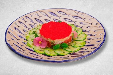 Салат с камчатским крабом, авокадо и овощами