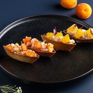 Дуэт тарталеток: с креветкой и хурмой, с гребешком и апельсином