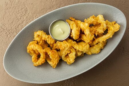 Кольца кальмара в панировке с соусом BBQ