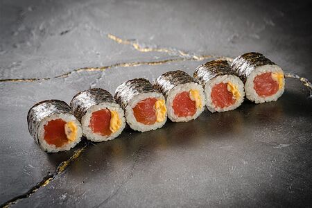 Классический Ролл с тунцом и соусом спайси