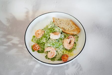 Цезарь с креветками и пармезаном 